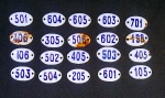 Lote com 20 antigas mini plaquinhas em metal esmaltado Ágata - Representando diversos números - Medida: 3,2 x 2 cm - Vendido conforme fotos.