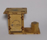 Engraçado porta caneta em madeira, formato de banheiro - ''Não Abra, Tem Gente''. Ao abrir reproduz Cena Erótica - Medida: 13,5 x 9,5 x 6,5 cm.