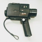 Antiga Filmadora Super 8 - Sankyo - ES - 33 - Eletronic System - JAPAN - Funciona com 4 pilhas AA - Possui pequeno amassado na borda do aro da lente e deformidade na borracha do visor. Conforme Fotos - Não foi testada - Medida fechada: 21 x 15 x 6,5 cm.