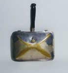 Antiga Pá Cata Migalha em Prata Wolff - Pega em madeira - Parte interna em perfeito estado - Externa com desgaste - Medida com a pega: 25,5 x 19,5 x 3,5 cm.