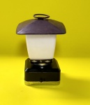 ANTIGA LANTERNINHA - De mão a pilha (2 média) Anos: 60 - Confeccionada em metal e plástico rígido - M.R. Rastreador Ind. Argentina. OBS: não foi testado vendido no estado. Medida: 14 X 8 X 8 cm. Obs: Está sem a lampadazinha