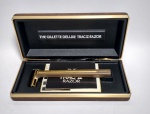 Antigo e lindo kit de barbear - The Gillete Deluxe Trac 2 Razor - Acondicionada no estojo original, com manual de instruções, porta giletes contendo 4 cartuchos de giletes sem uso, e aparelho de barbear e metal dourado e plástico rígido - Conforme fotos - Medida da case: 16,5 x 8,5 x 3 cm.