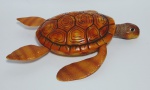 Linda Tartaruga articulada - SwimWays 2002 - Funcionamento: 2 pilhas AA - Porém não foi testado - Nadadeiras em borracha rígidas. Casco e cabeça em plástico rígido - Podendo também ser utilizada como objeto decorativo - Medida: 27,5 x 20,3 cm. - Obs: Possui perda da tampinha protetora de pilhas. Conforme fotos.
