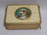 Antigo e lindo Porta Joias musical à corda - Funcionando com linda melodia - Material: Estrutura em madeira com revestimento em alumínio dourado, com gravações de florai. Ao centro, imagem de cachorro com proteção de vidro. Parte interna revestida em camurça - Medida: 16,8 x 12 cm.
