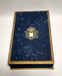 PAQUIN PARIS En Musique - Antiga e Rara Caixa de musicas à corda. Porta perfumes - Francês - Paris - Anos 40 - Melodia: Brahms Waltz - Caixa com lindo forro aveludado azul. Com detalhes em dourado - À corda e botão on-off . Em muito bom estado de conservação - Medida: 20 x 13 x 5 cm.