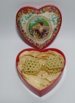 Lindo Colar Gravata Borboleta. Confeccionado com pérolas artificiais. Acondicionada em linda caixinha com formato de coração, em plástico rígido - Medida: 12 x 11 cm.