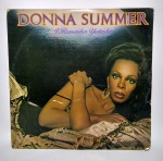 Disco de Vinil - LP Original -Donna Summer - I Remember Yesterday - 1977 - Possui desgastes na capa - conforme foto -Medida: 31 x 31 cm.