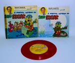 Disco de Vinil Compacto  + livrinho com história -A Incrível Estória do Sapo Edgar - Silvio Santos.  Para as crianças - Lp cor Vermelho - Medida: 18 x 18 cm. Obs: livrinho possui  marcas do tempo, e desgastes - conforme fotos.