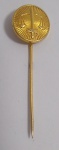 Alfinete de lapela representando Símbolo do Direito - Balança e espada - Metal dourado - Medida: 4 x 1,2 cm.