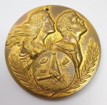 Antiga, Rara e Espessurada medalha de reconhecimento pelos relevantes serviços da Rádio Continental ao Carnaval Carioca de 1972, concebida pela boate Bierklause e jornal Ultima Hora. Bronze dourado com detalhes em alto relevo - Fabricação: Piazza - Medida: 70 mm x 6 mm.