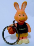 Antigo chaveiro - Promocional - Mascote Coelho Duracell (pilhas), representando basquete - Material: Borracha rígida - original - Medida do coelho: 5,0 cm de comprimento.