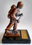 Exército Brasileiro - Antiga e linda escultura de soldado - Em homenagem ao Tenente Coronel Moura do curso de Infantaria no Centro Preparatório de Oficiais da Reserva - CPOR - Ano 1984 - Escultura em metal maciço bronzeado. Base em granito, com plaquinha metálica - Peso: 1300 gramas - Medida: 16 x 12 x 9 cm.