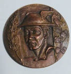 Antiga medalha em bronze, comemorativa ao Cinquentenário da Câmara Portuguesa de Comércio e Indústria do Rio de Janeiro (1912-1962) - Cunhada na Casa da Moeda, Medida: 50 mm de diâmetro x 4 mm de espessura.