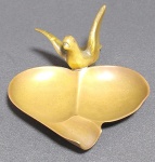 Antigo e lindo cinzeiro em bronze no formato coração, com pega representando passarinho - Medida: 9,7 x 7,4 x 3,9 cm.