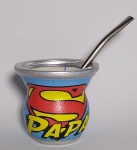 ''Super Papá'' - Linda Cuia e bomba para Chimarrão - Parte interna de vidro. Estrutura em alumínio, com revestimento em material sintético. E piteira bomba em aço - Importado - Sem uso - Medida da cuia: 7,9 cm de comp. x 8,5 cm de diâmetro maior. Medida da piteira: 15 cm de comprimento.