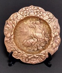Arte Nouveau - Antigo, lindo e decorativo adorno em bronze fundido - Representando linda arte Jardim Japonês. Bordas recortadas com florais - Acompanha o suporte de plástico - Medida: 13,2 x 13,9 cm.