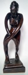 Linda escultura em madeira Ébano - Representando Africana curvada com os Braços cruzados no joelho - Medida: 25 cm altura x 11 x 8,5 cm.