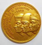 Antiga Medalha Parada Militar do Sesquicentenário da Independência do Brasil - (1822-1972) Recordação do II Exército - São Paulo 1972 - Metal dourado com detalhes em alto relevo - 5 cm de diâmetro.