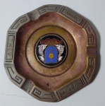 CINZEIRO - Lindo, antigo e colecionável Cinzeiro. Lembrança de formação da escola superior de Oficiais da Polícia Militar (ESPO) - PMEG - Ano:  26/06/1967. Confeccionado em metal bronzeado, ao centro Brasão com lindo detalhes esmaltados.   Medida: 8,5 X 8,5 cm.