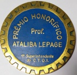 NUMISMÁTICA - Linda, Rara e Colecionável Medalha prêmio honorífico Prof - Ataliba LEPAGE - 1º Superintendente do Centro Técnico de Química Industrial. Medalha Criada pelo Conselho Técnico Consultivo da E.T.F.Q - Em Homenagem ao Prof. Ataliba. Conferida A  6 Personalidades que tiveram atuação relevante no processo da conquista da SEDE PRÓPRIA. Ano da Inauguração. 10-03-1986 - Bronze - Medida: 73 mm Diâmetro x 5mm Espessura.