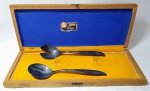 Antigo Estojo de Madeira , Contendo 2 colheres de Servir. Marca : Hostess Prata Elmo. Medida do Estojo: 33 x 13,5 x 3 cm. Das colheres: 19,5cm.