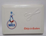 Antigo Estojo de Costura promocional Moça - Contendo linhas , agulhas , alfinetes , passador de linha, botões e dedal - Acondicionados em caixa plástica - Medida da caixa: 16 x 11 x 2,5 cm