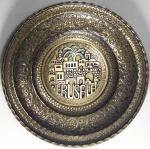 OBJETO DECORATIVO - Lindo prato decorativo de parede em latão, com trabalho martelado feito a mão florais e arabescos. Ao centro grossa placa em latão com detalhes esmaltados, representando cidade de Jerusalém. Medida: 24 cm de diâmetro.