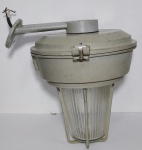 Grande luminária Industrial Arandela 30º, Código EY 105/2 - Com alojamento para reator - Grosso vidro de proteção com grade. - Material alumínio fundido - Medida: 35 x 34 x 36 cm - Peso: 6.700 gramas. Possui o reator ,porém não foi testada a parte elétrica . Vendida no estado .