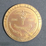 Numismática - Antiga e Rara Medalha Da XIII - Conferência Sanitária Paramericana - Pro Salute Novi Mundo - Realizada em 1950 - na república dominicana - No reverso - Ruinas da 1º Universidade das Américas - Universidade de Santo Domingo - Fundada em 1538 - Bronze com detalhes em alto relevo.