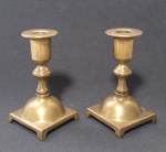 Lindo Par de pequenos Castiçais em Bronze maciço . Medida: 10 cm alt x  5,5  x  5,5 cm de Base.