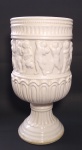 CERÂMICA WEISS - Lindo vaso floreiro em cerâmica vitrificada, decorado com querubins em alto relevo. Medida: 31 cm de alt x 16 cm de diâmetro.