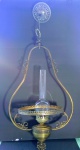 Lindo lustre pendente de metal com uma manga de vidro. Medida do lustre sem a corrente e o fio : 72 cm x 40 cm.