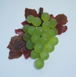 Belíssimo e delicado cacho de uvas grandes verdes  feitos de resina.  Medida do cacho sem as folhas: 21 cm comp x 12 cm larg  x  6 cm alt. Medida da uva: 3 cm de diâmetro.