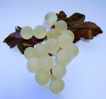 Belíssimo e delicado cacho de uvas grandes feitos de resina.  Medida do cacho sem as folhas: 22 cm comp x 14 cm larg  x  7 cm alt. Medida da uva: 3 cm de diâmetro.