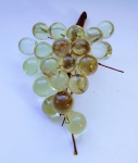 Belíssimo e delicado cacho de uvas pequenas feitas de resina. Medida: 18 cm com x 11 cm larg x 5 cm alt.