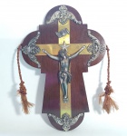 Antigo e Belíssimo Crucifixo de parede. Escultura adornada com florais em metal cinzelado, sobre cruz em metal dourado. Base em madeira. Anos 50/60. Medida: 29 cm x 20 x 3 cm.