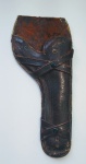 Antiga coldre de couro para revólver cano longo. Calibre 38 - 32. Possui marcas e desgaste do tempo. Medida: 27 cm c 13 cm.