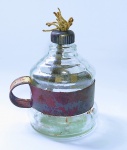 Antiga Lamparina a querosene de vidro grosso, pega e tampa de ferro . Pavio antigo usado. Medida: 10 cm de alt  x 9,5 x 8 cm de diâmetro.