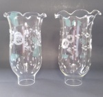 Antigo par de mangas  para lustres de vidro cristal, decorada com  lapidação. Medida: 17 cm alt x  11 cm de diâmetro maior x 4 cm de diâmetro menor.