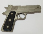 Grande e Antigo Isqueiro Shuangma 8892 - no formato de pistola - Estrutura em metal - necessita de revisão - Lindo para coleção - Medida: 13,5 x 9,5 cm.