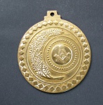 Antiga Medalha Maçônica em metal dourado - Medalha J.J.F. Fundação 06.12.79 - Fabricante: Podium - Medida: 5,5 cm de diâmetro.