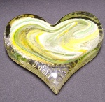 Lindo Peso de Papel em espessurado vidro - Em formato de coração, com arte interna nas cores verde, amarelo e branco - Medida: 12 x 10 x 3 cm.