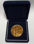 Antiga medalha da OJB -  Ordem dos Jornalistas do Brasil - Comemorativa de 28 de março de 1957 - Confeccionada em bronze com camada de proteção e rezina acrílica - Acondicionada na estojo  original - Medida da medalha - 51 mm - Medida do estojo: 9 x 9 x 3 cm.