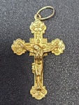 Pingente em  ouro  750 contendo o Cristo  crucificado  peça antiga  anos 60  contendo pequena inscrição  com 1.5 grama
