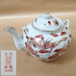 Porcelana Japonesa - Bule de Porcelanacom coador interno 14x20cm. Com dragões.