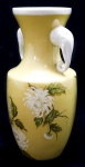 PORCELANA - Vaso floreira em porcelana policromada com motivos florais, pintados a mão, alças laterais em formato de elefante. Alt. 26 cm.