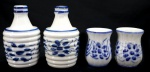 PORCELANA - Lote de 2 jarros e 2 copos em porcelana decorado em tom azul e branco, MONTE SIÃO. Med. 16 cm e 9,5 cm. Sendo 1 dos copos colado.