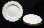 PORCELANA ROYAL DAULTON - Parte de aparelho de jantar em porcelana inglesa "Royal Doulton", esmaltagem bege com frisos e faixas realçadas a ouro. Composto de:  com 6 pratos rasos. Med. 26 cm.