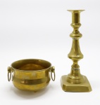 METAL - Lote de castiçal em metal dourado e pequeno cachepo. Med. 23 cm e 7 cm.