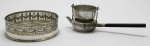 METAL - Lote de porta garrafa e coador de chá em metal espessurado a prata. Med. 5x17 cm e 3,5x11 cm.